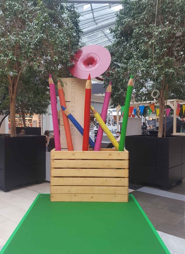 Photocall pot à crayons géant - Animations pour la rentrée scolaire 2021 au Centre Commercial Courier à Annecy